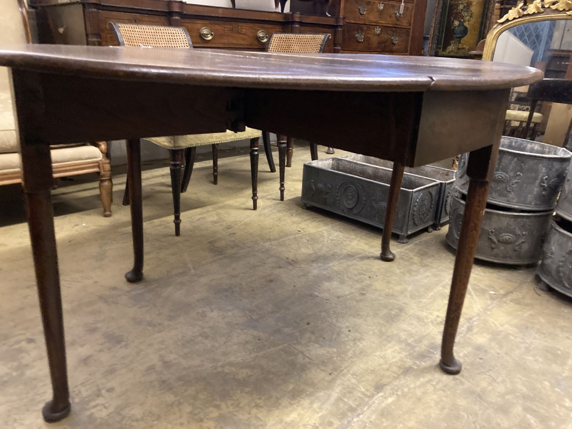 A George III oak drop leaf dining table, width 122cm, depth 178cm extended, height 73cm